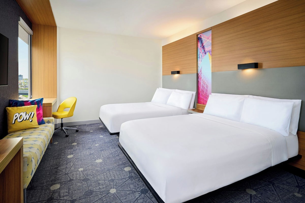 aloft, Rom, 2 queensize-senger | Sengetøy av topp kvalitet, minibar, safe på rommet og skrivebord