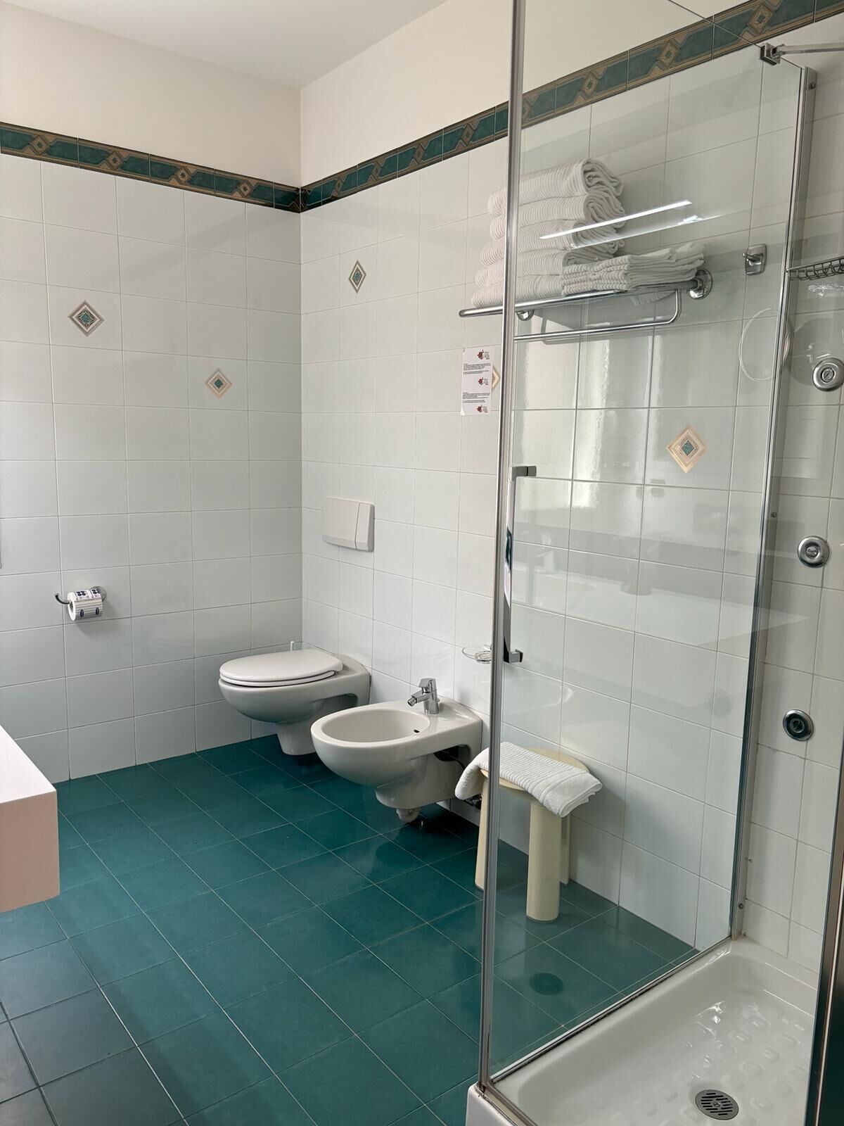 triple room | bathroom | shower, free toiletries, hair dryer, bidet