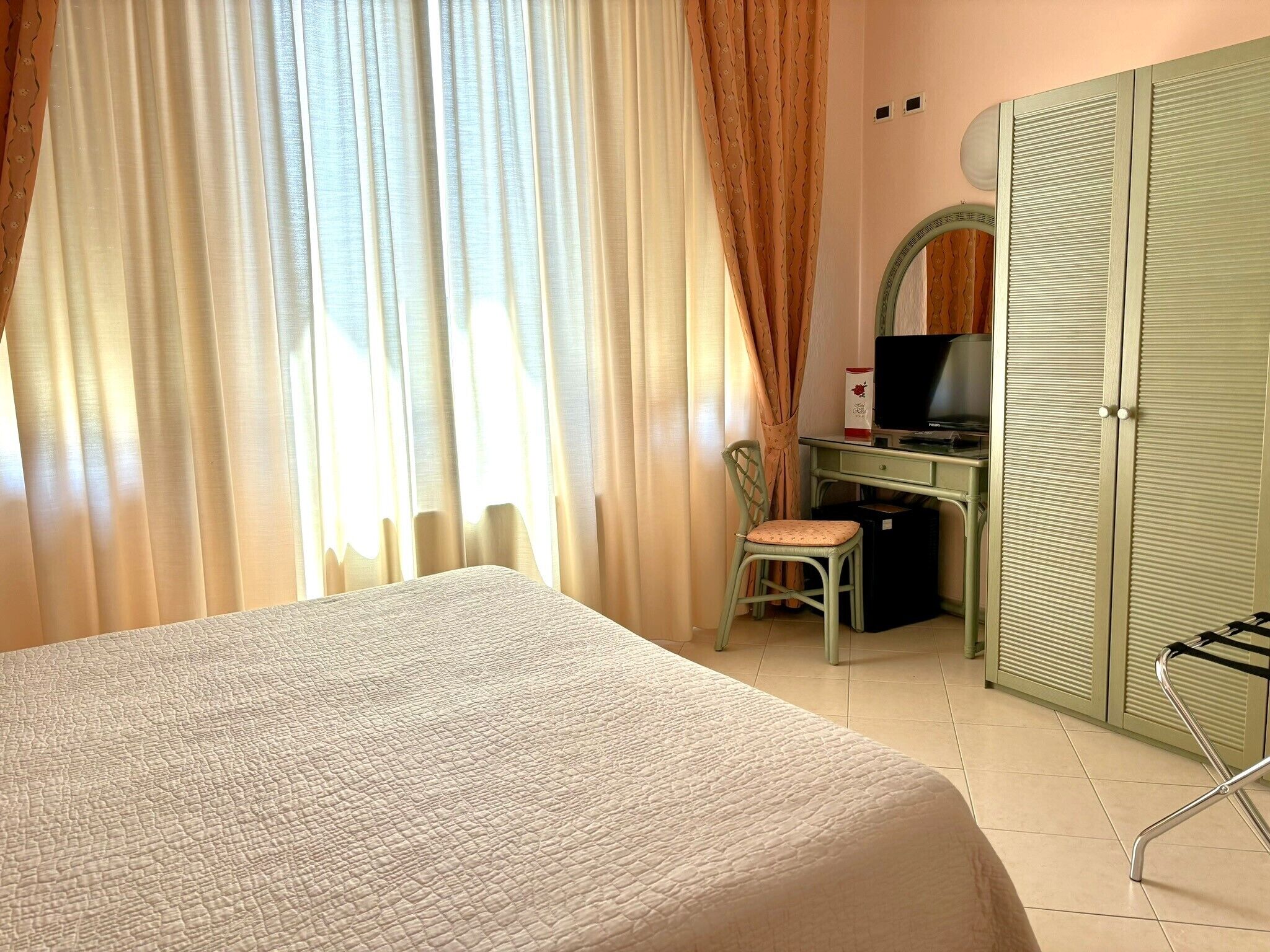 double room | 1 bedroom, in-room safe, desk, soundproofing