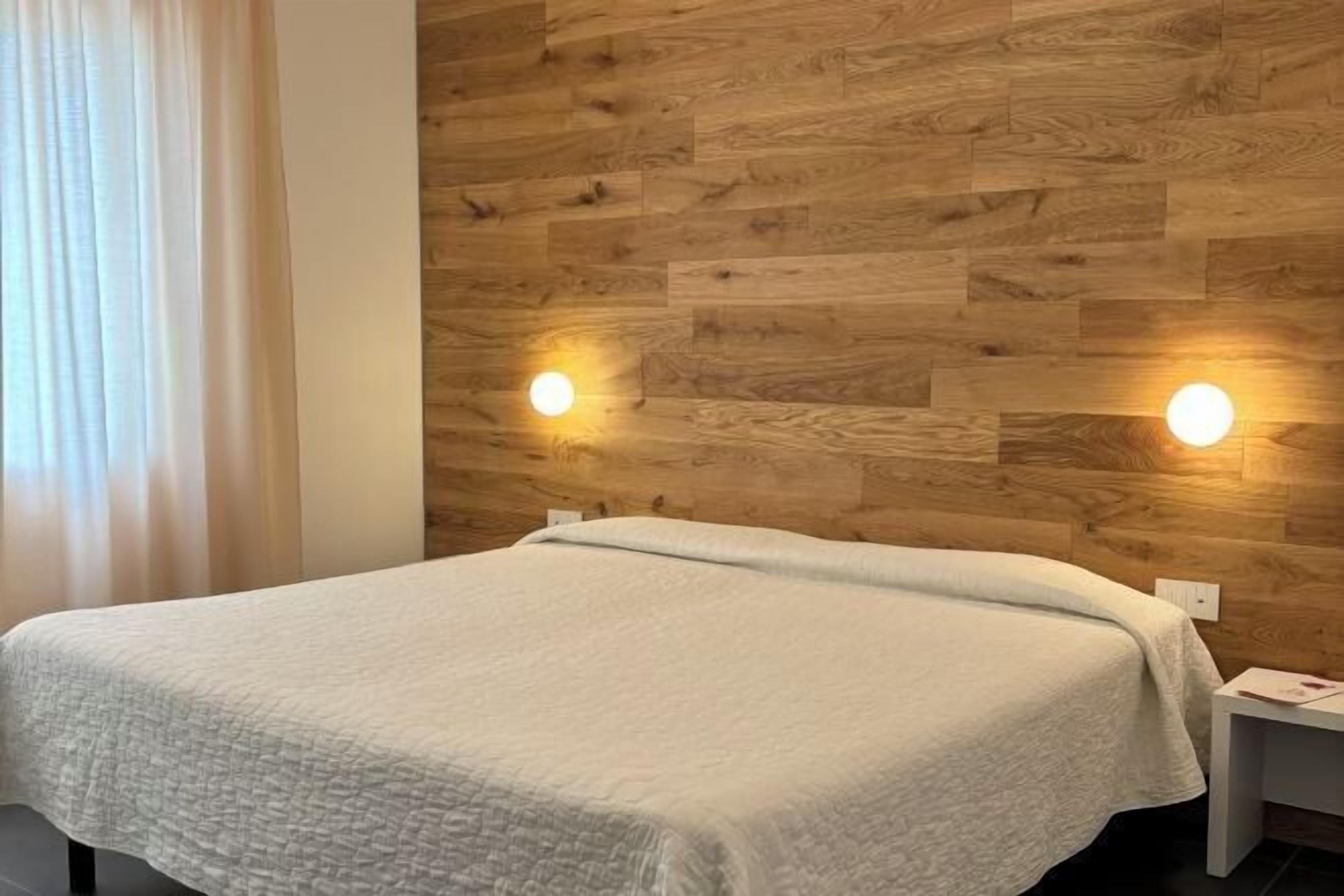 Een kluis op de kamer, een bureau, geluiddichte muren, gratis wifi