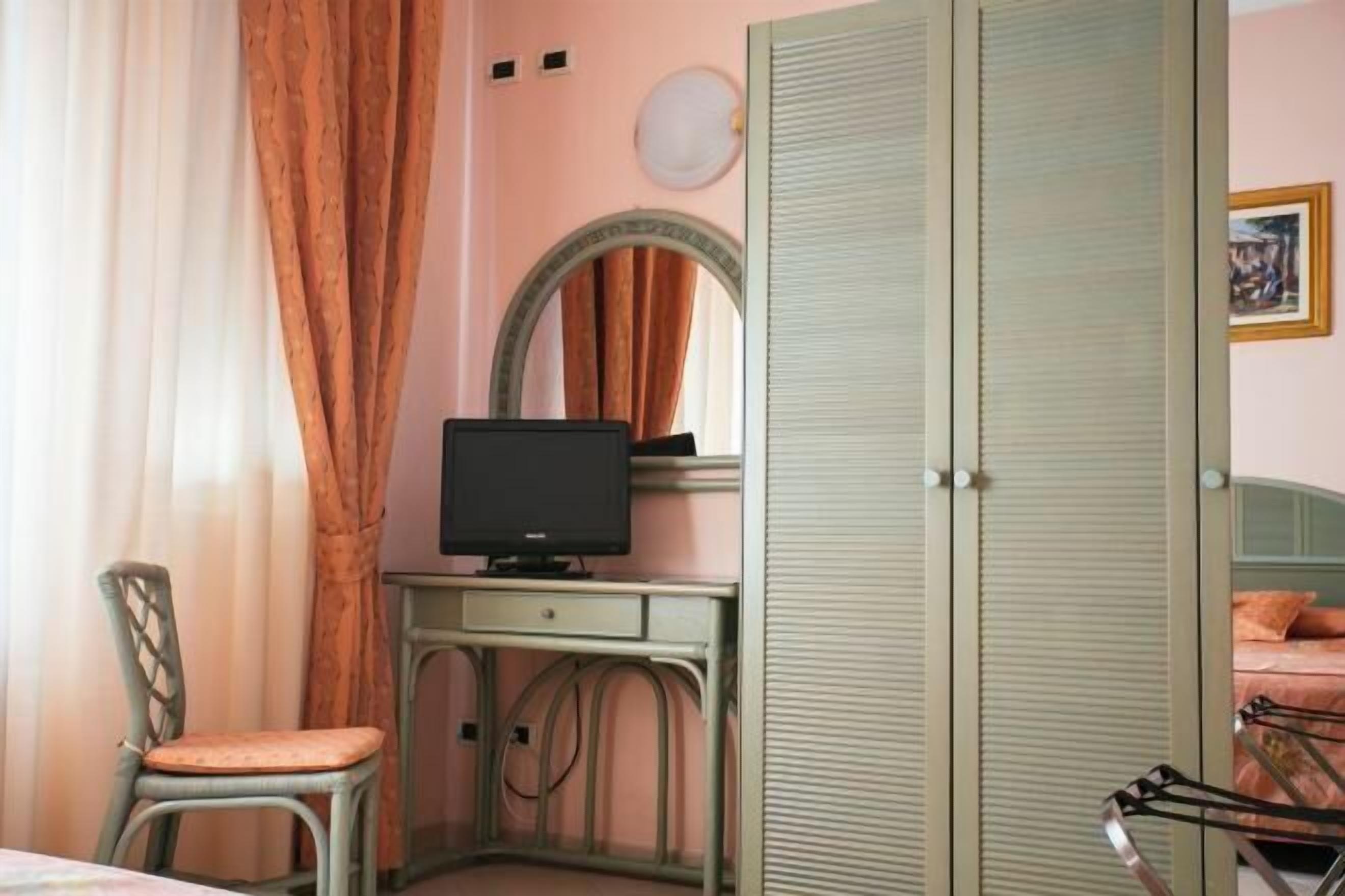 Een kluis op de kamer, een bureau, geluiddichte muren, gratis wifi