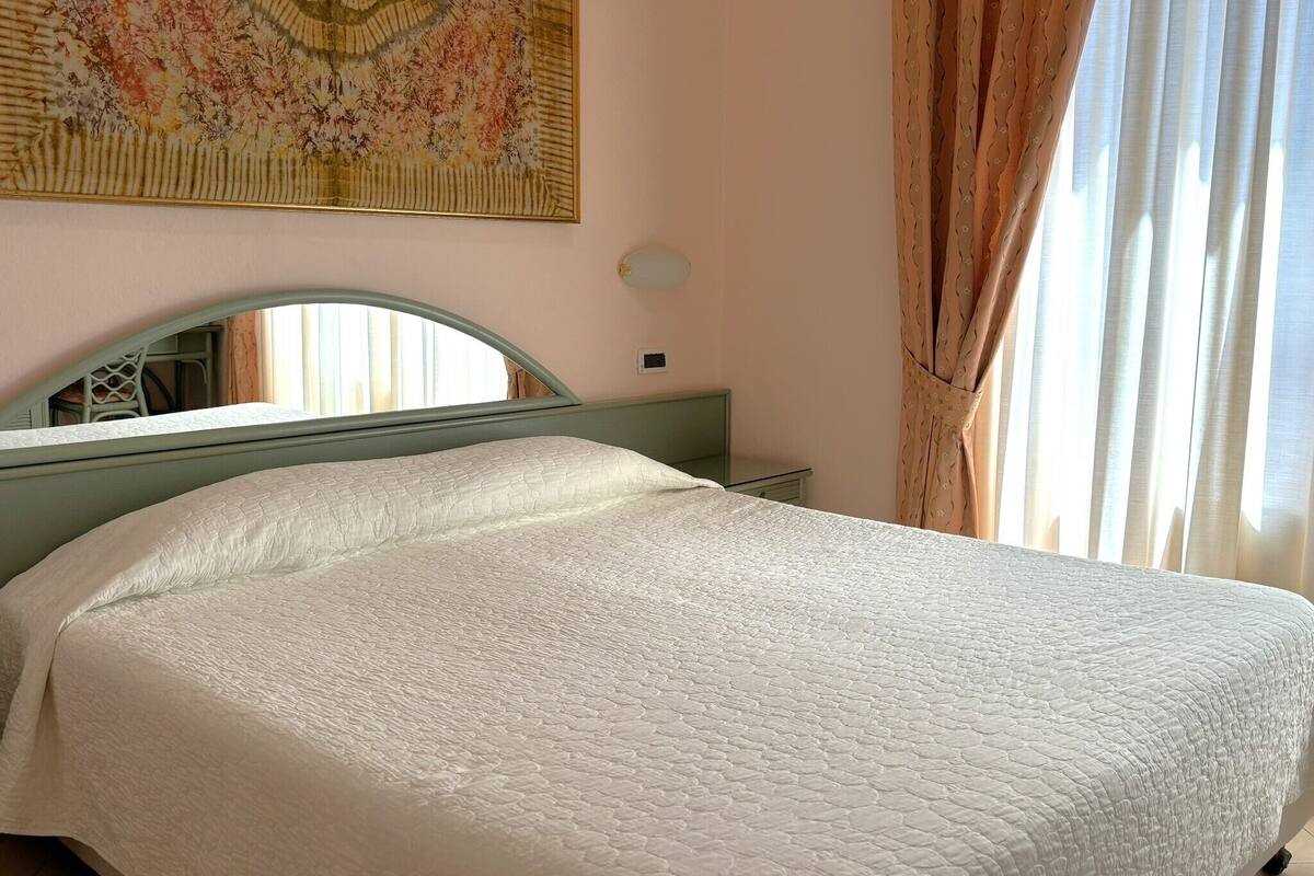 Double Room | In-room safe, desk, soundproofing, free WiFi