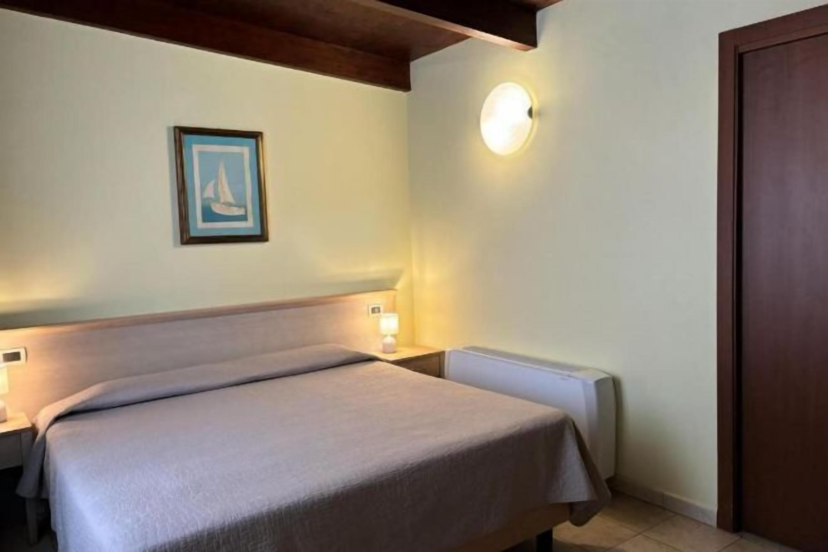 Een kluis op de kamer, een bureau, geluiddichte muren, gratis wifi