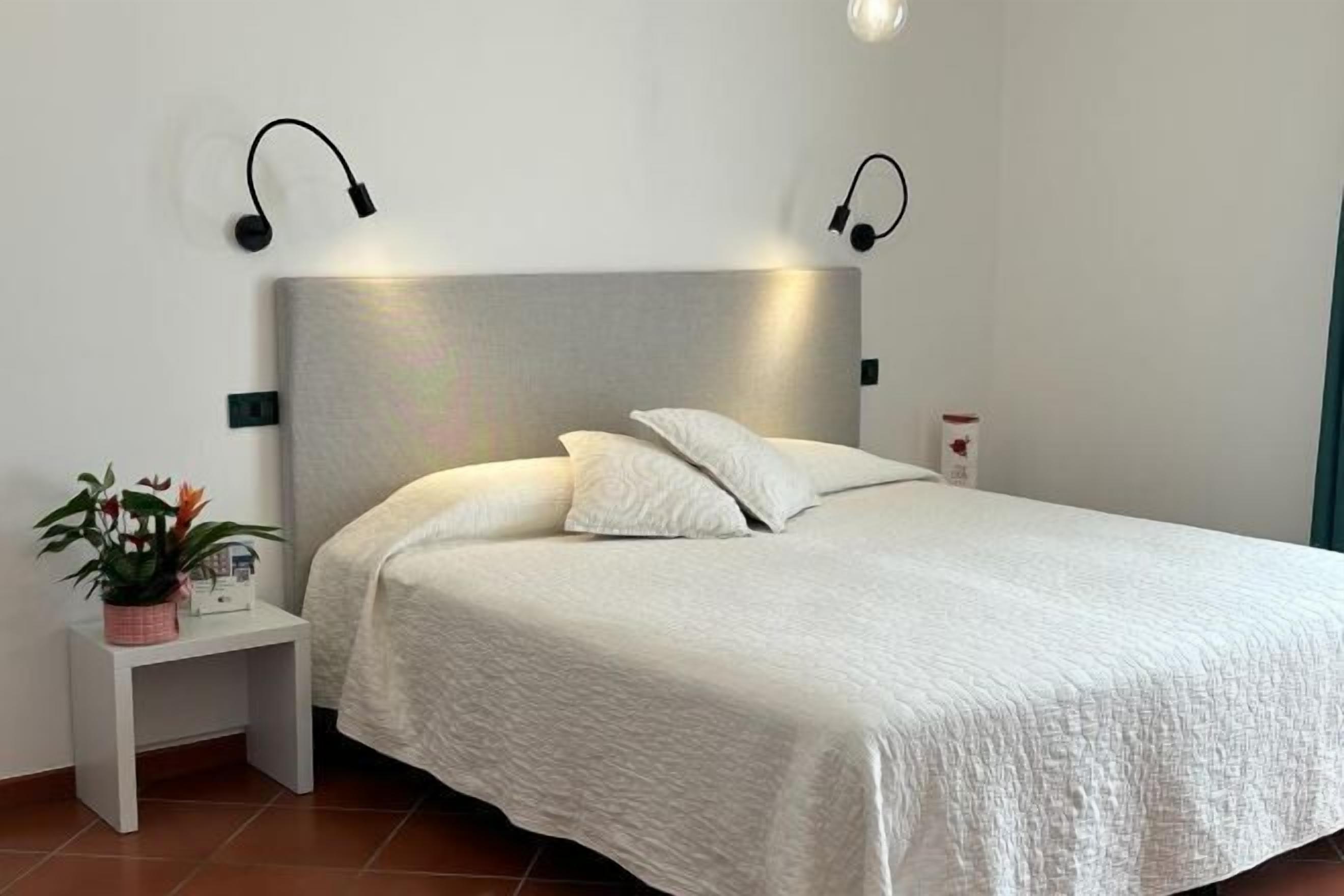 Een kluis op de kamer, een bureau, geluiddichte muren, gratis wifi