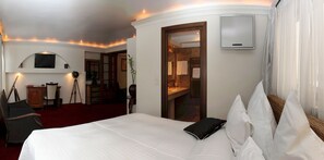 Business Suite | Egyptian cotton sheets, memory-foam beds, minibar, in-room safe - Domenii Plaza by Residence Hotels (Bucharest)