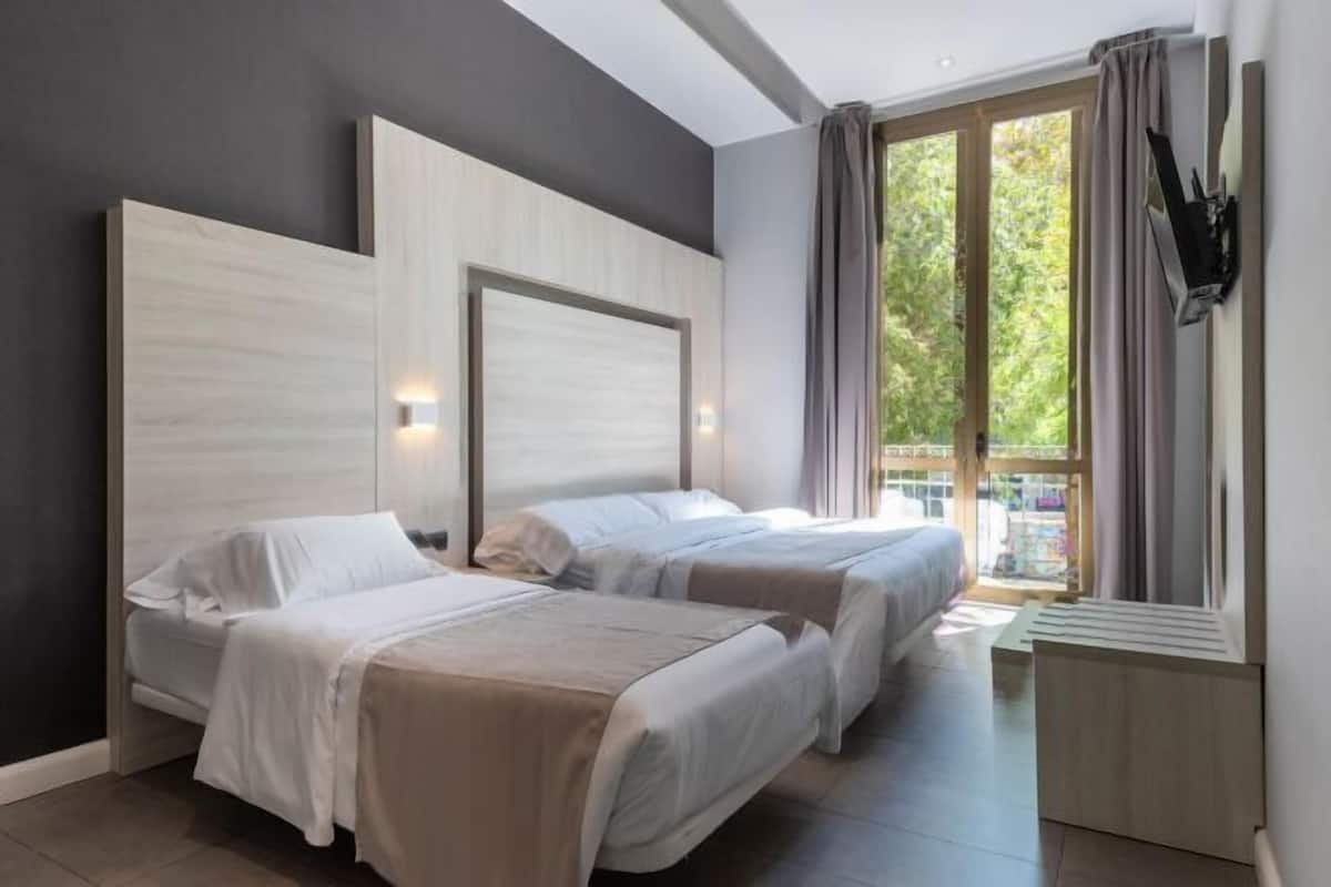 Caixa forta a l'habitació, decoració individual i mobiliari individual