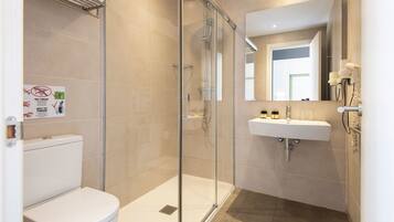 Dreibettzimmer, Balkon | Zimmersafe, individuell dekoriert, individuell eingerichtet