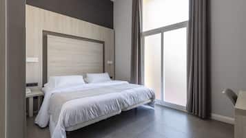 Habitación doble, balcón | Caja de seguridad en la habitación y decoración personalizada