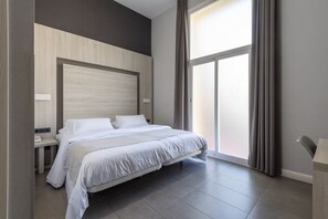 Double Room, Balcony | In-room safe, individually decorated, individually furnished, desk - Plaza Goya Rooms (Barcelona)