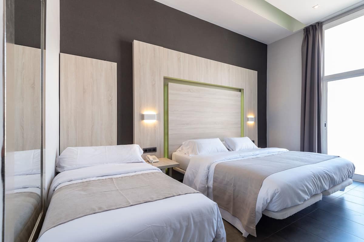 Chambre Triple, balcon
