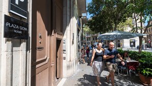 A narrow street with a building labeled "PLAZA GOYA ROOMS". - Plaza Goya Rooms (Barcelona)
