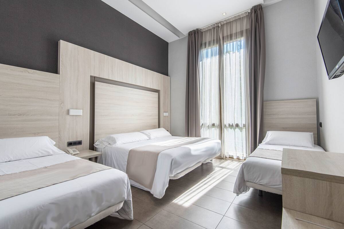 Vierpersoonskamer, uitzicht op de stad (2 extra beds) | Een kluis op de kamer, een bureau, een laptopwerkplek