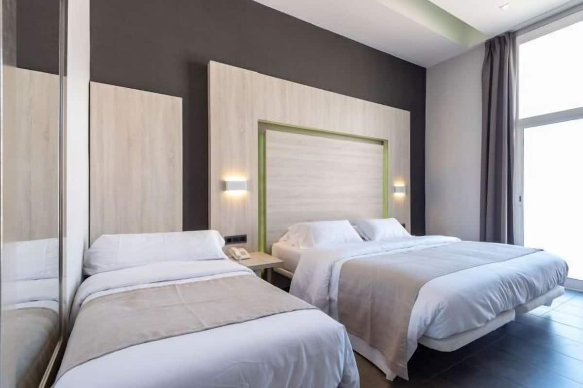 Caixa forta a l'habitació, decoració individual i mobiliari individual