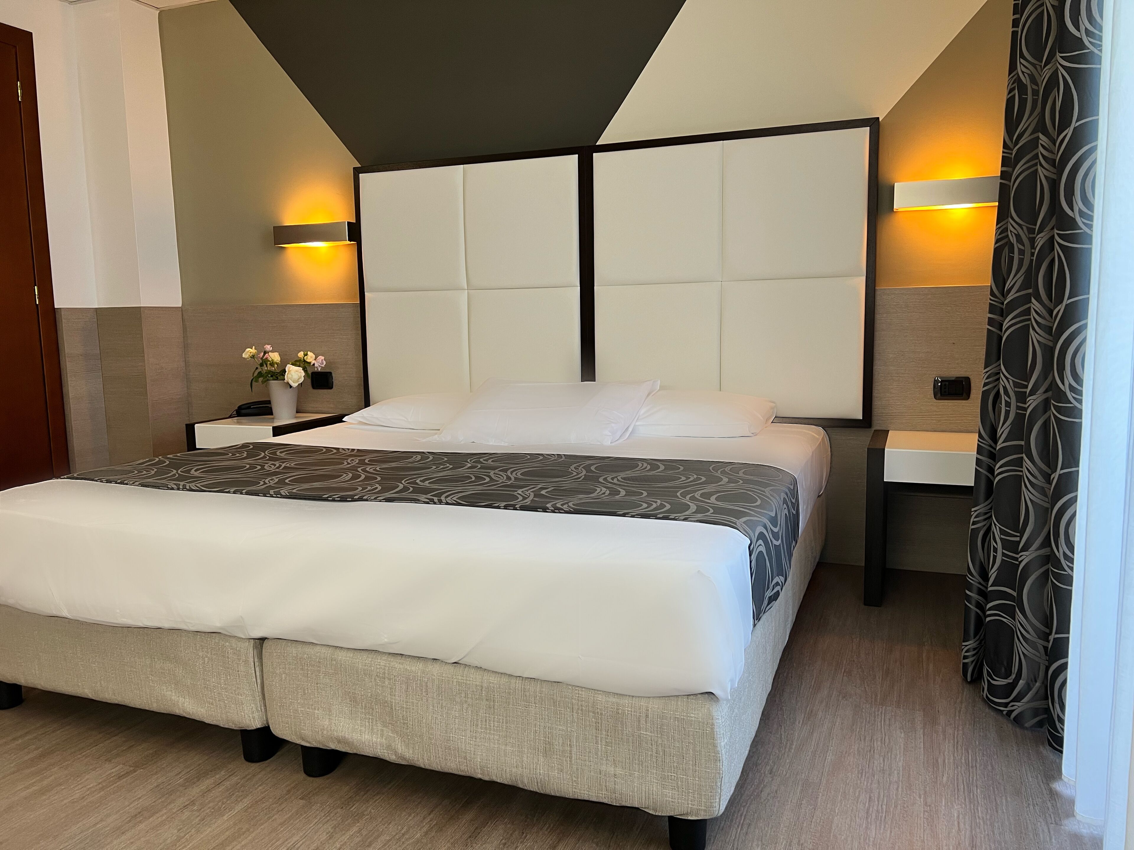 1 bedroom, premium bedding, down duvets, minibar