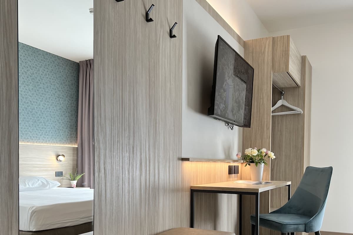 Premium bedding, down duvets, minibar, in-room safe