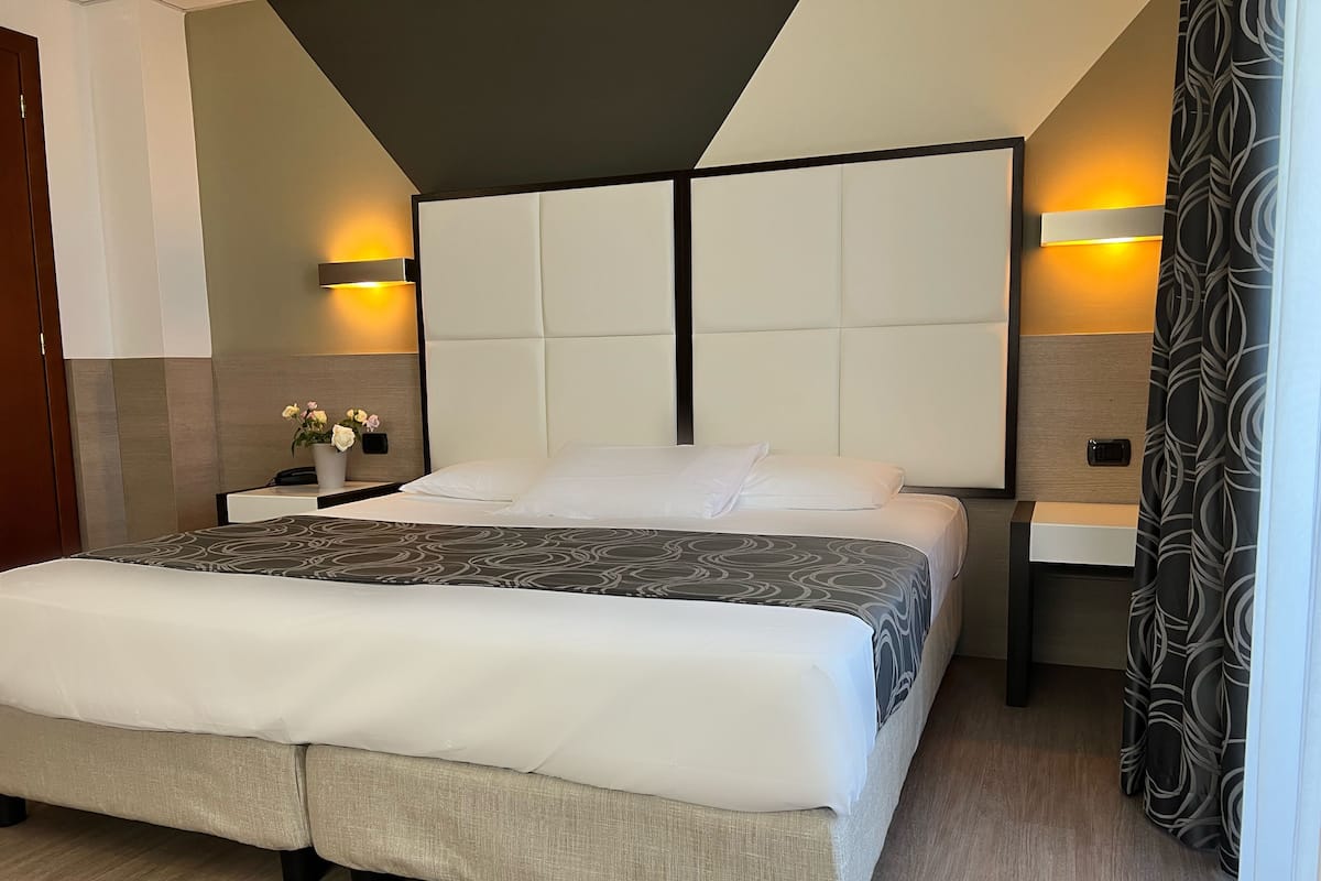 Premium bedding, down duvets, minibar, in-room safe
