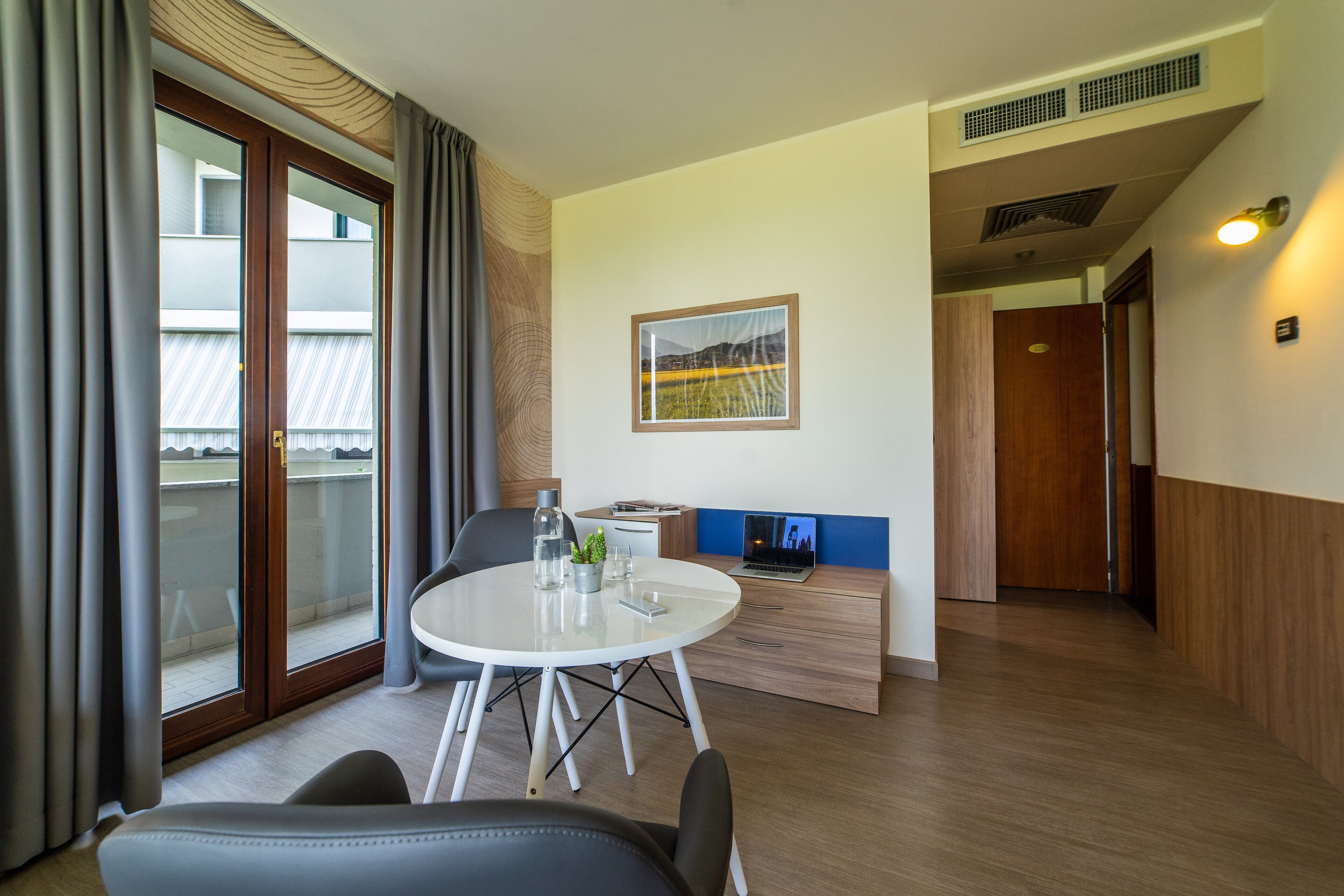 junior suite | 1 bedroom, premium bedding, down duvets, minibar
