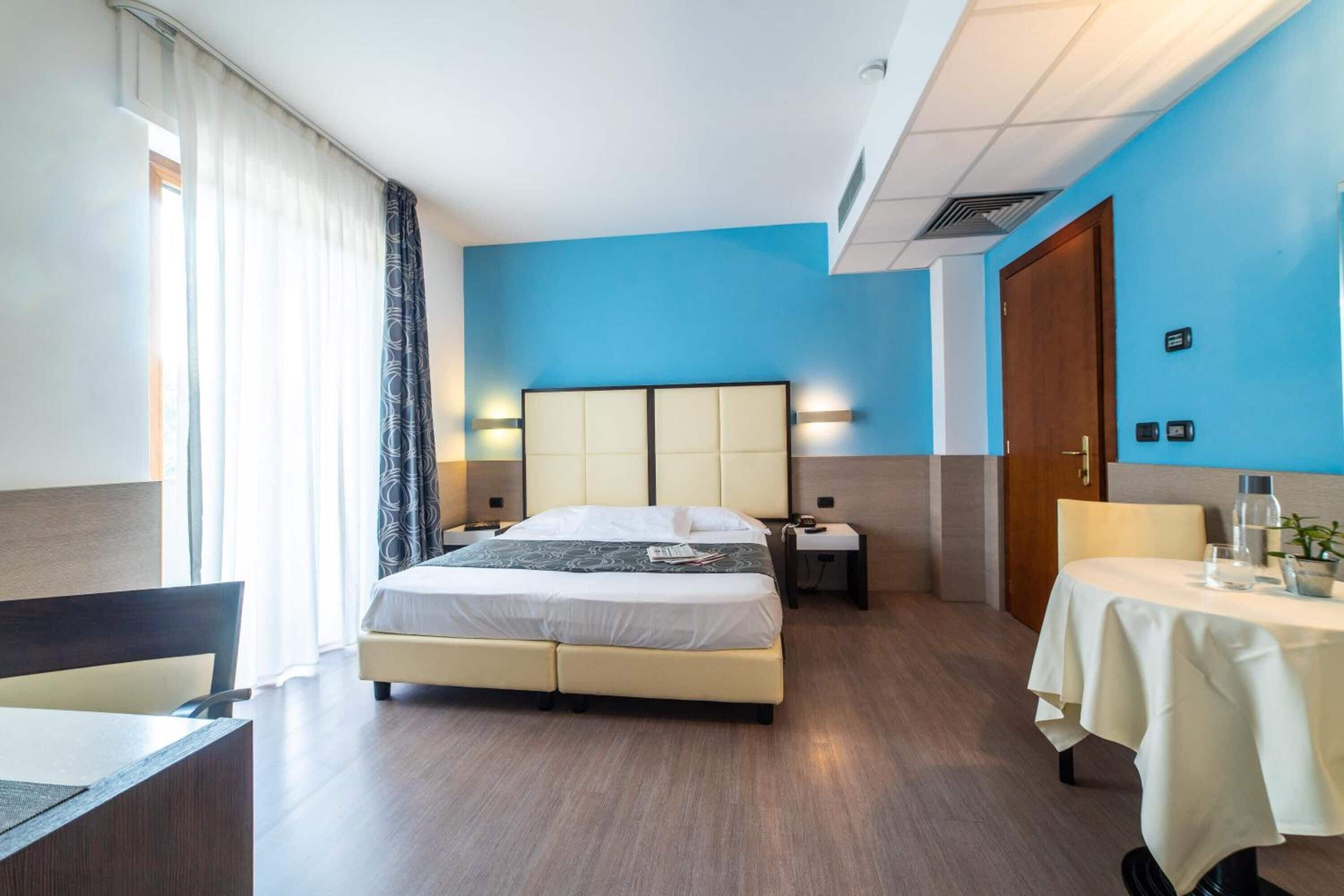 1 bedroom, premium bedding, down duvets, minibar