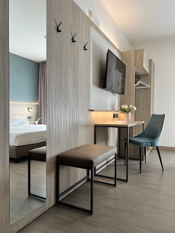 Premium bedding, down duvets, minibar, in-room safe. Hotel Gardenia