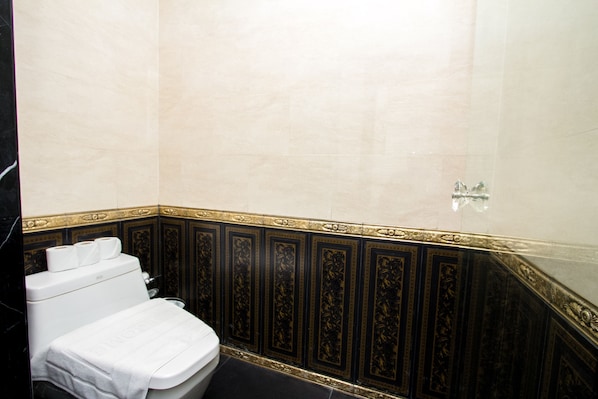 Quarto família, 2 quartos | Banheiro | Banheira e chuveiro separados, produtos de toalete grátis