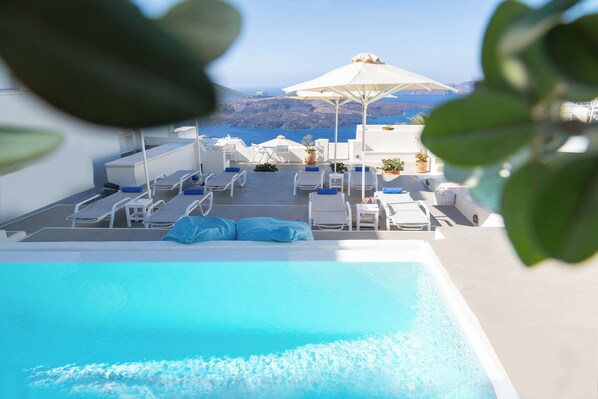 Poolside bar - Pantelia Suites (Santorini)