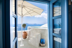 Pantelia Suite Caldera View (Hot tub) | Premium bedding, pillowtop beds, minibar, in-room safe - Pantelia Suites (Santorini)