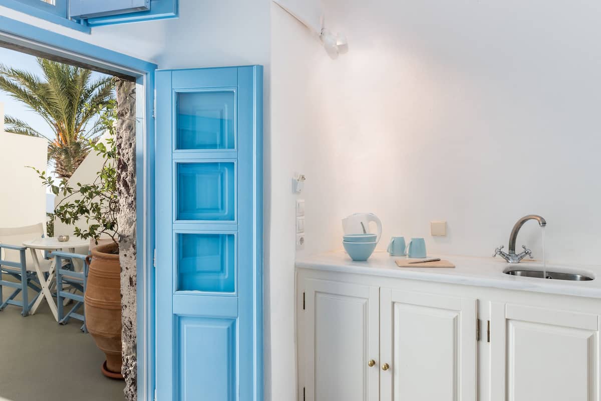 executive suite with caldera view | private kitchen | fridge, electric kettle