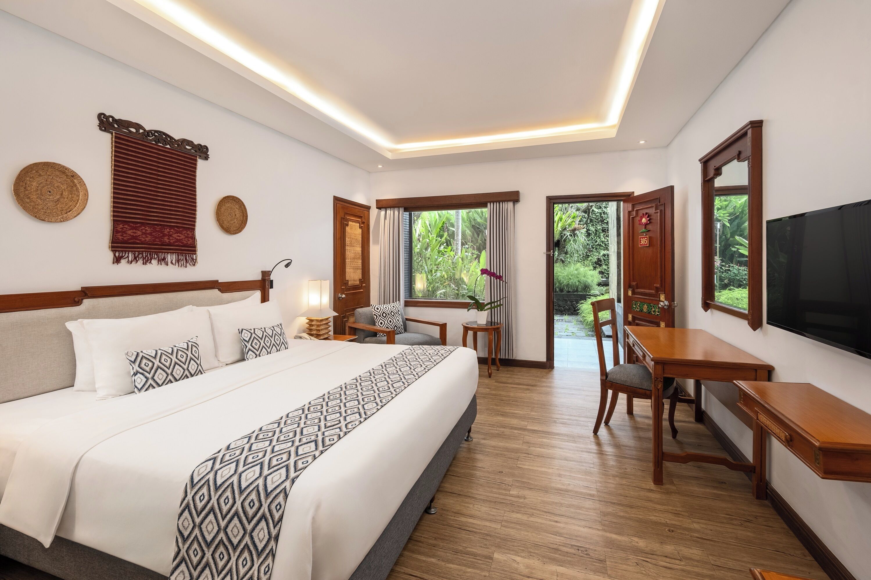 Minibar, in-room safe, desk, free WiFi