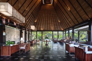 Lobby sitting area - Ramayana Candidasa Beach Resort (Manggis)