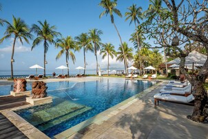 Outdoor pool, pool umbrellas, sun loungers