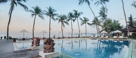 Kolam renang outdoor, dengan payung kolam renang dan kursi berjemur