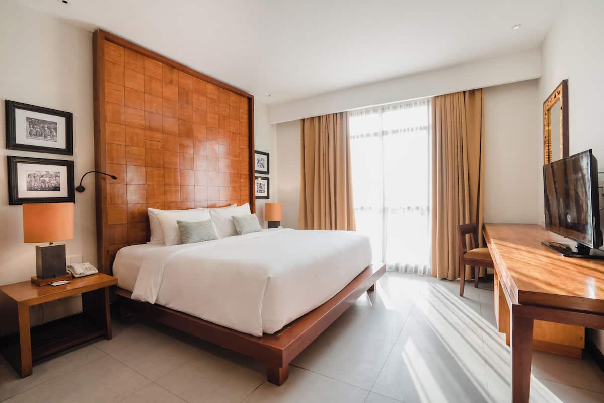 Junior Suite | 1 bedroom, minibar, in-room safe, desk