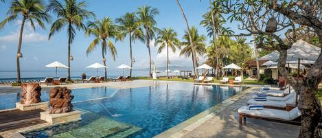 Außenpool, Sonnenschirme, Liegestühle