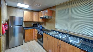 Refrigerador, microondas, placa de cocina, tetera/pava eléctrica