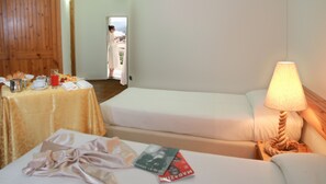 Standard-Doppelzimmer | Italienische Bettbezüge von Frette, Select-Comfort-Betten, Minibar