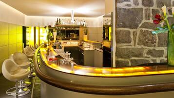 2 Bars/Lounges
