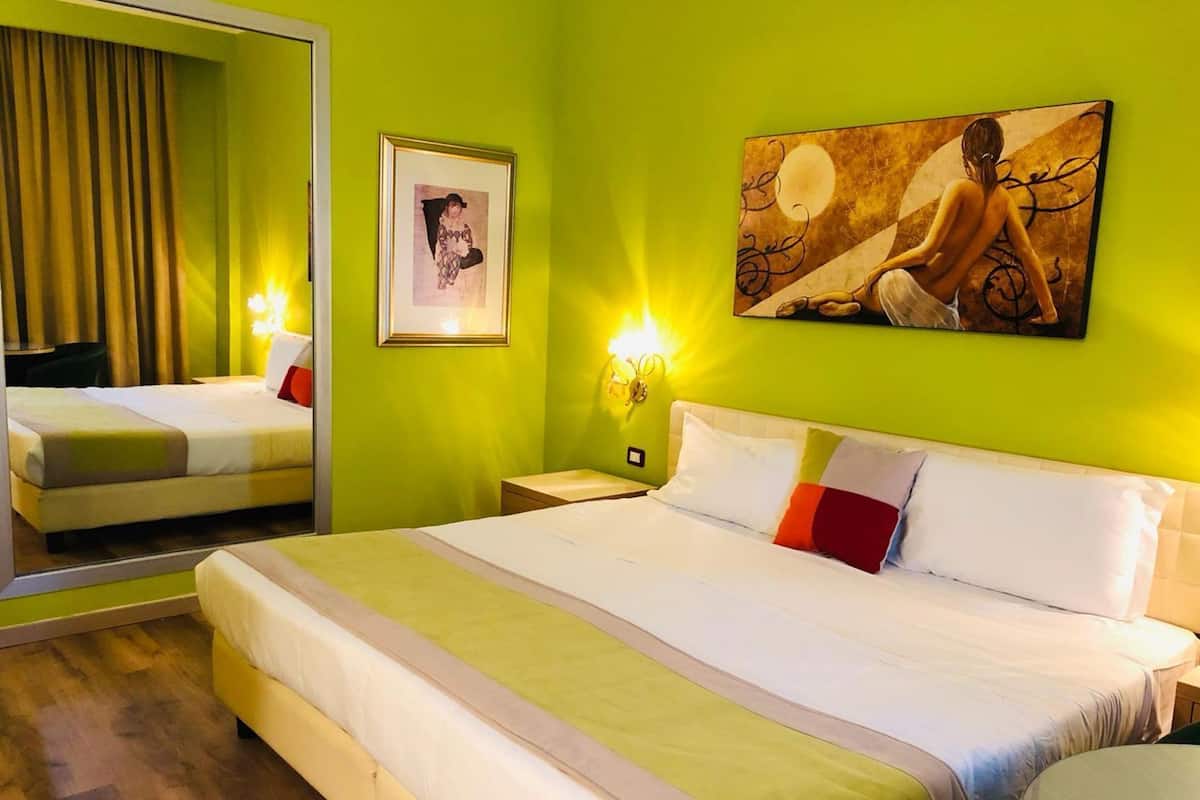 Untuvapeitot, minibaari, tallelokero huoneessa, työpöytä