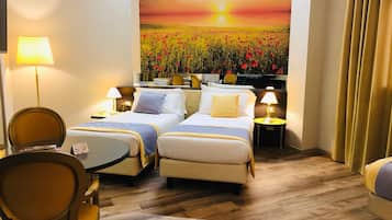 Habitación estándar con 2 camas individuales | Edredón, minibar, caja de seguridad en la habitación y escritorio