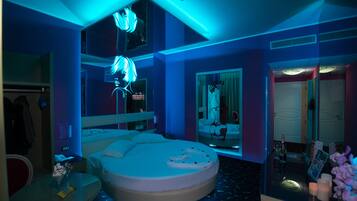 Dundyner, minibar, pengeskab på værelset, skrivebord