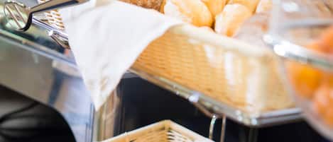 Un bufé con diversas opciones de panadería, incluyendo pan y pastelería.