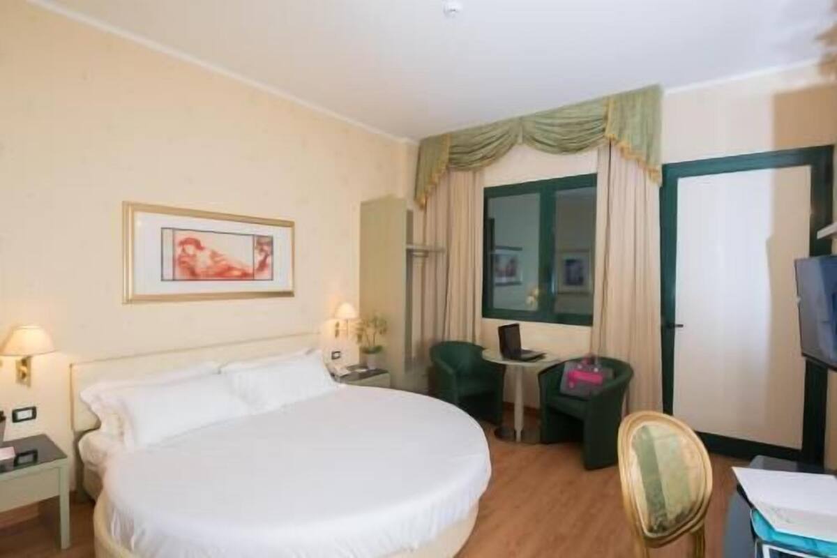 Untuvapeitot, minibaari, tallelokero huoneessa, työpöytä