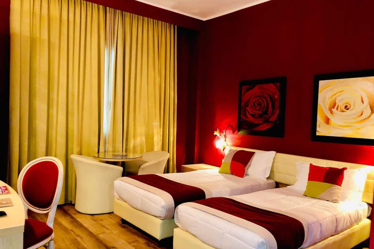 Untuvapeitot, minibaari, tallelokero huoneessa, työpöytä