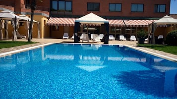 AuĂenpool (je nach Saison geöffnet), Sonnenschirme, LiegestĂŒhle