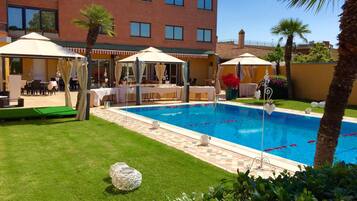 Piscine extérieure (ouverte en saison), parasols de plage