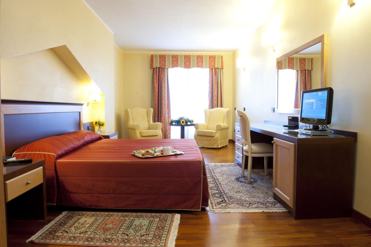 hypo-allergenic bedding, minibar, in-room safe, individually furnished