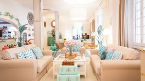 A well-lit living room with beige sofas, a coffee table, and decorative items. - La Pineta Al Mare (Forte dei Marmi)