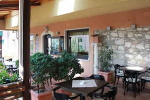 Petit déjeuner et dîner servis sur place, restauration en plein air