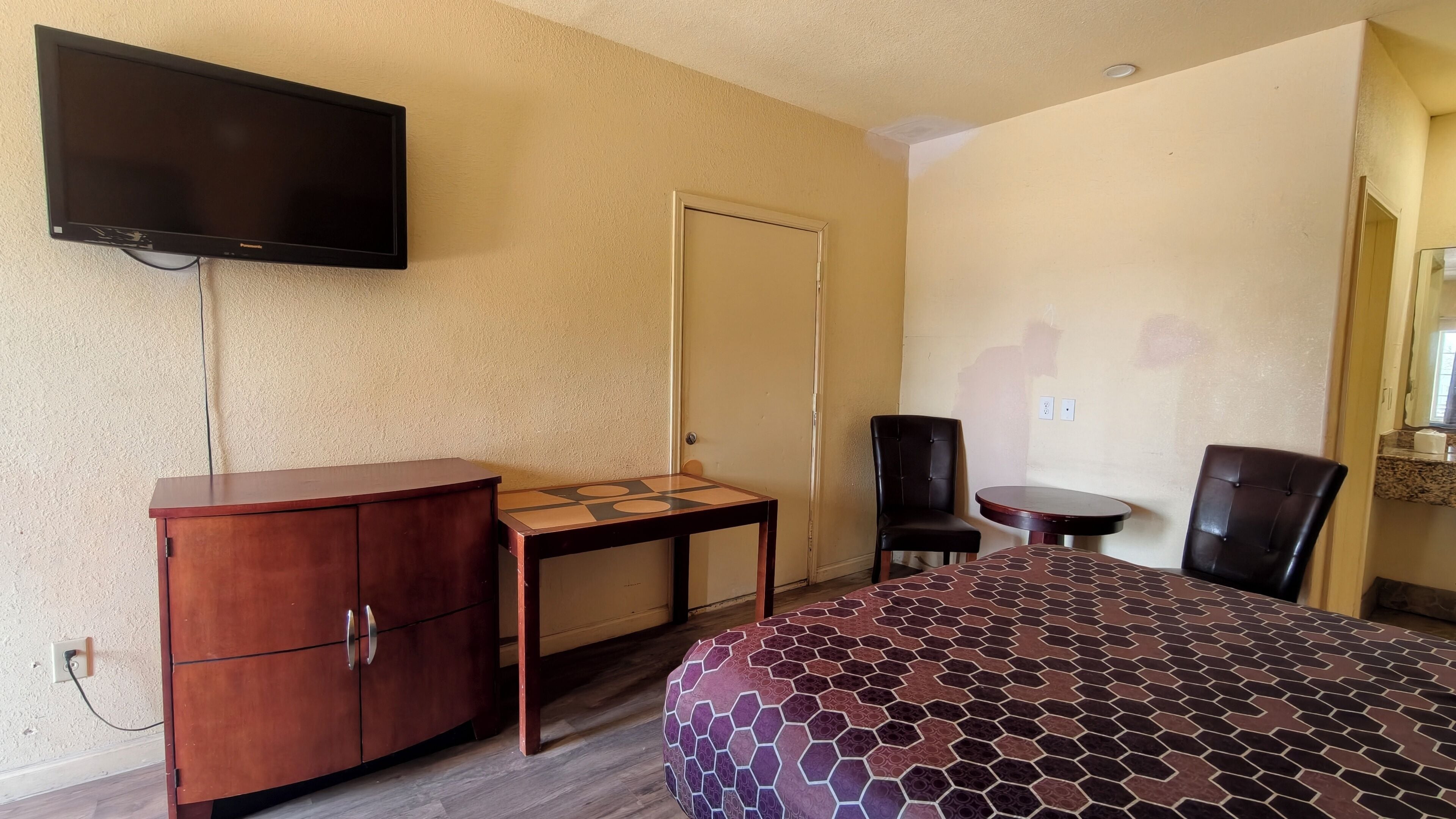 Room, 1 Queen Bed, Non Smoking | Free WiFi, alarm clocks