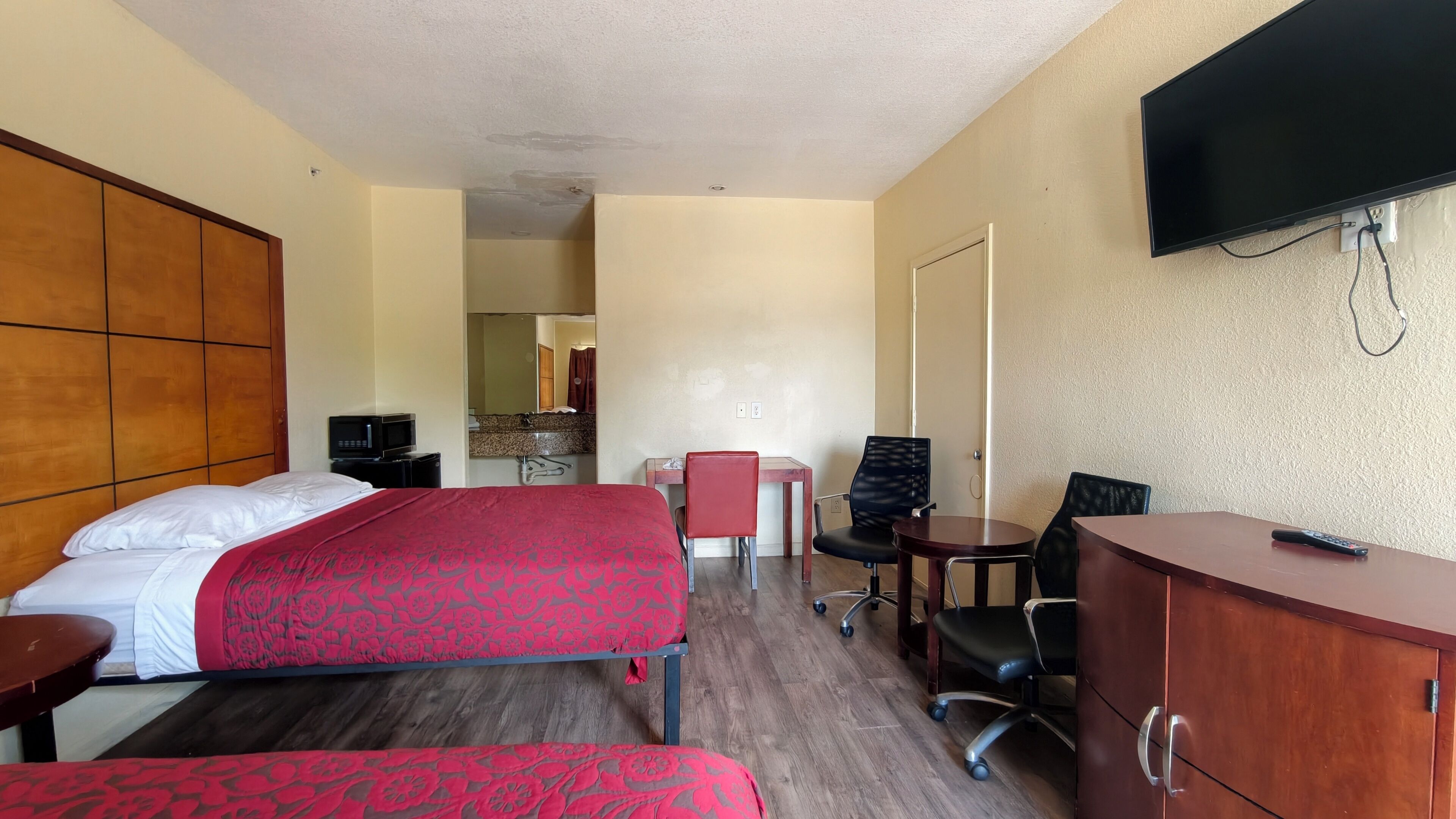 Quarto, 2 camas Queen, para não fumantes | Wi-Fi de cortesia, despertadores