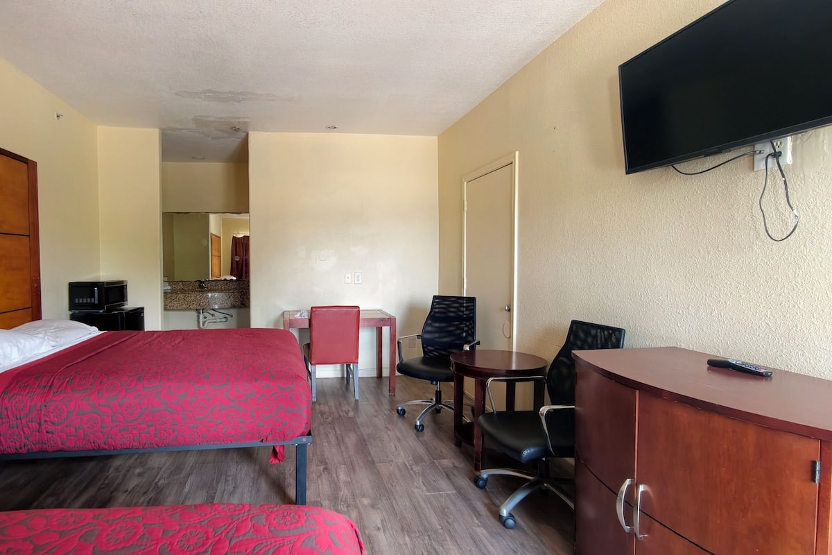 Quarto, 2 camas Queen, para não fumantes | Wi-Fi de cortesia, despertadores